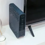 Perangkat router WiFi modern di ruang keluarga untuk koneksi internet rumah